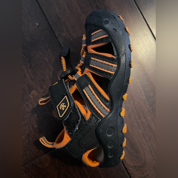 Kamik Toddler Crab Closed-Toe Sandals. Black and Orange colour. Size 6 - Picture 8 of 8